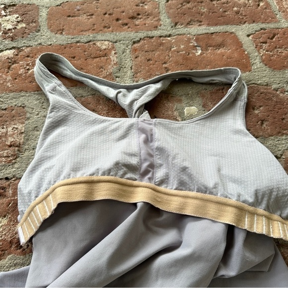Lululemon Twist Back Tank Women's size 6 Built in bra Light Purple - Picture 14 of 16